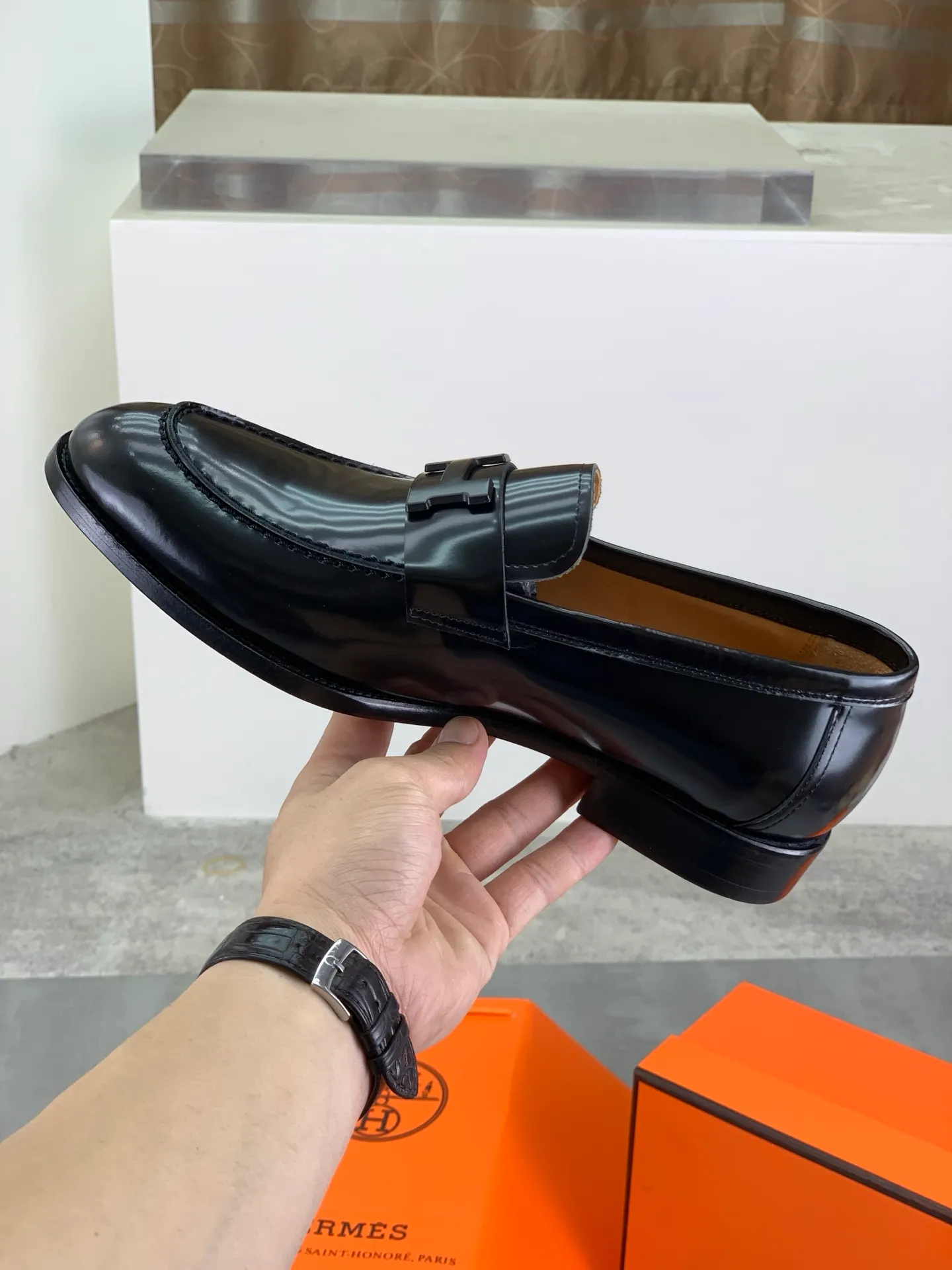 Factory price P980 💰💎💎💎 Original genuine leather outsole Brand: Hermès Grade: Same as the official website Original quality materials: Original soft calfskin Water-dyed cowhide lining Original Italian genuine leather outsole Style categories: Men's fashion Formal casual leather shoes Slip-on men's shoes series Young fashion European and American trends British style Code number: 39-45 (38.46 can be customized)